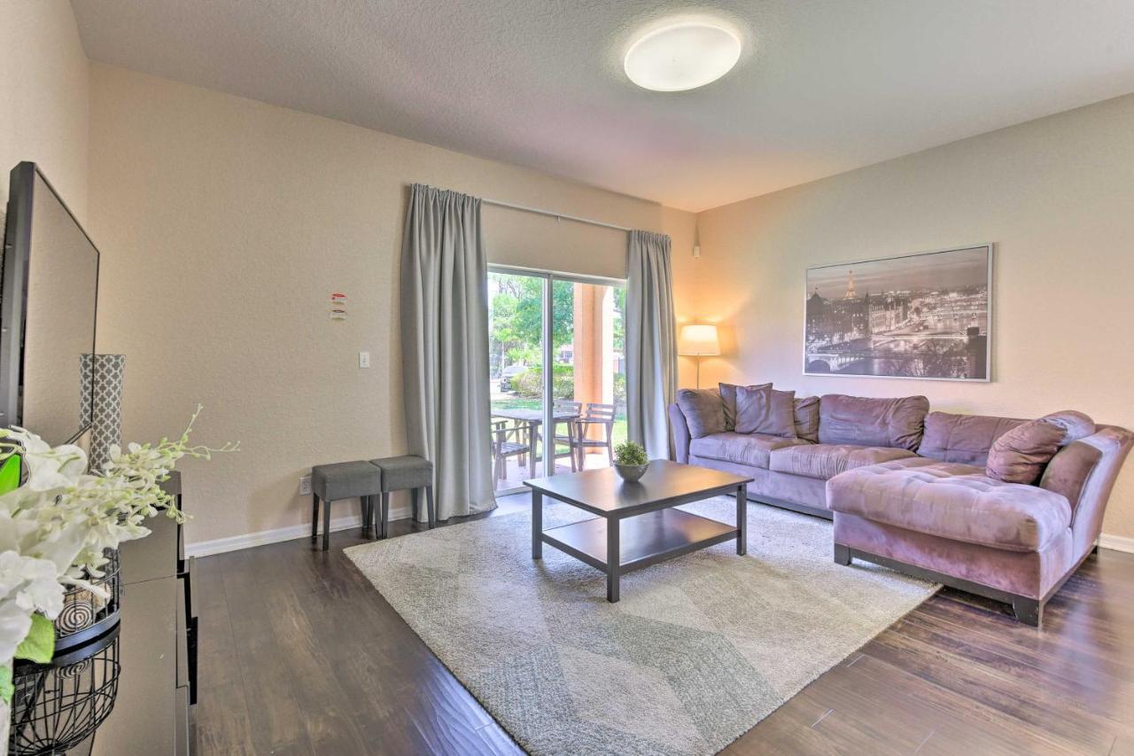 Holiday home Vibrant Townhome With Patio, 3 Mi To Disney! Orlando