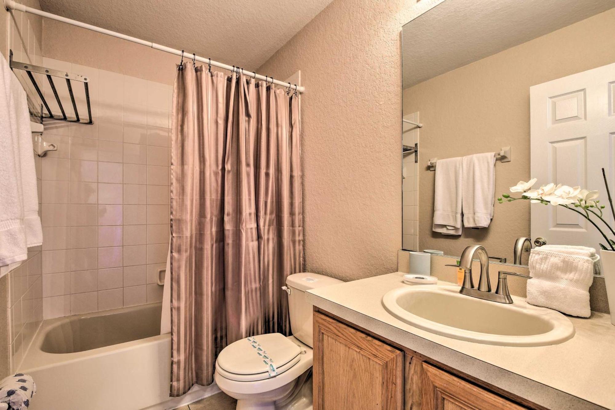 Holiday home Vibrant Townhome With Patio, 3 Mi To Disney! Orlando