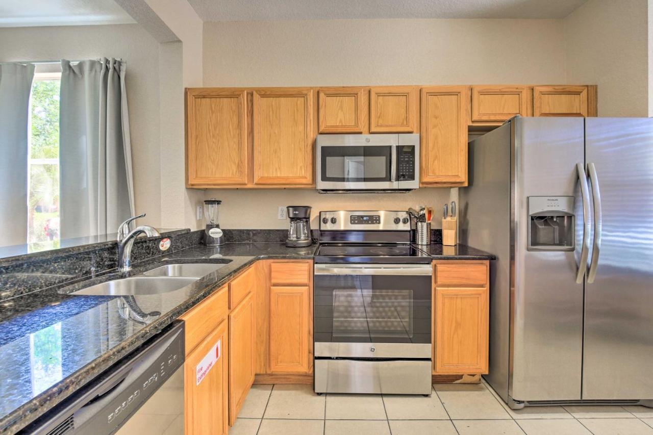 Holiday home Vibrant Townhome With Patio, 3 Mi To Disney!