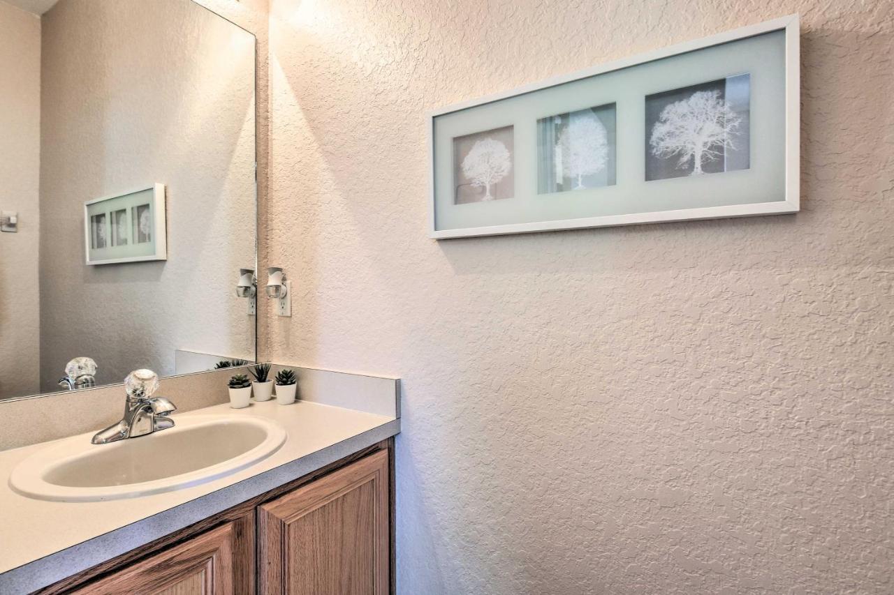 Vibrant Townhome With Patio, 3 Mi To Disney! Holiday home Orlando