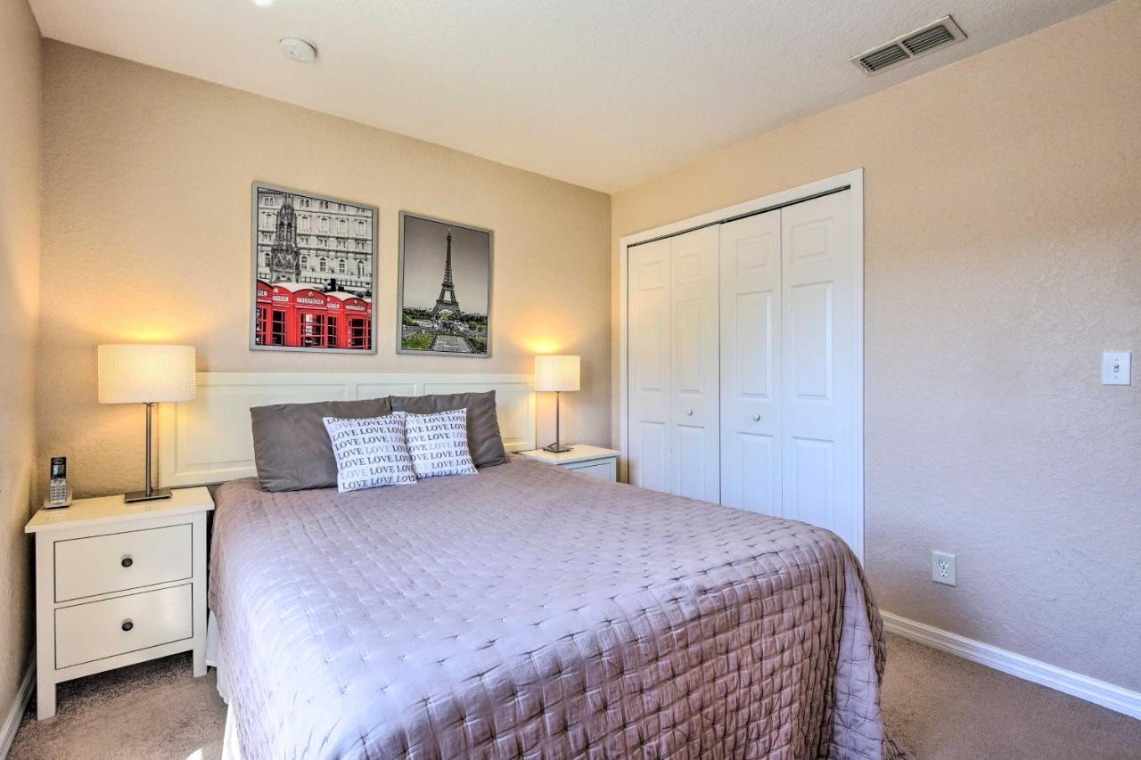 Vibrant Townhome With Patio, 3 Mi To Disney! Holiday home Orlando