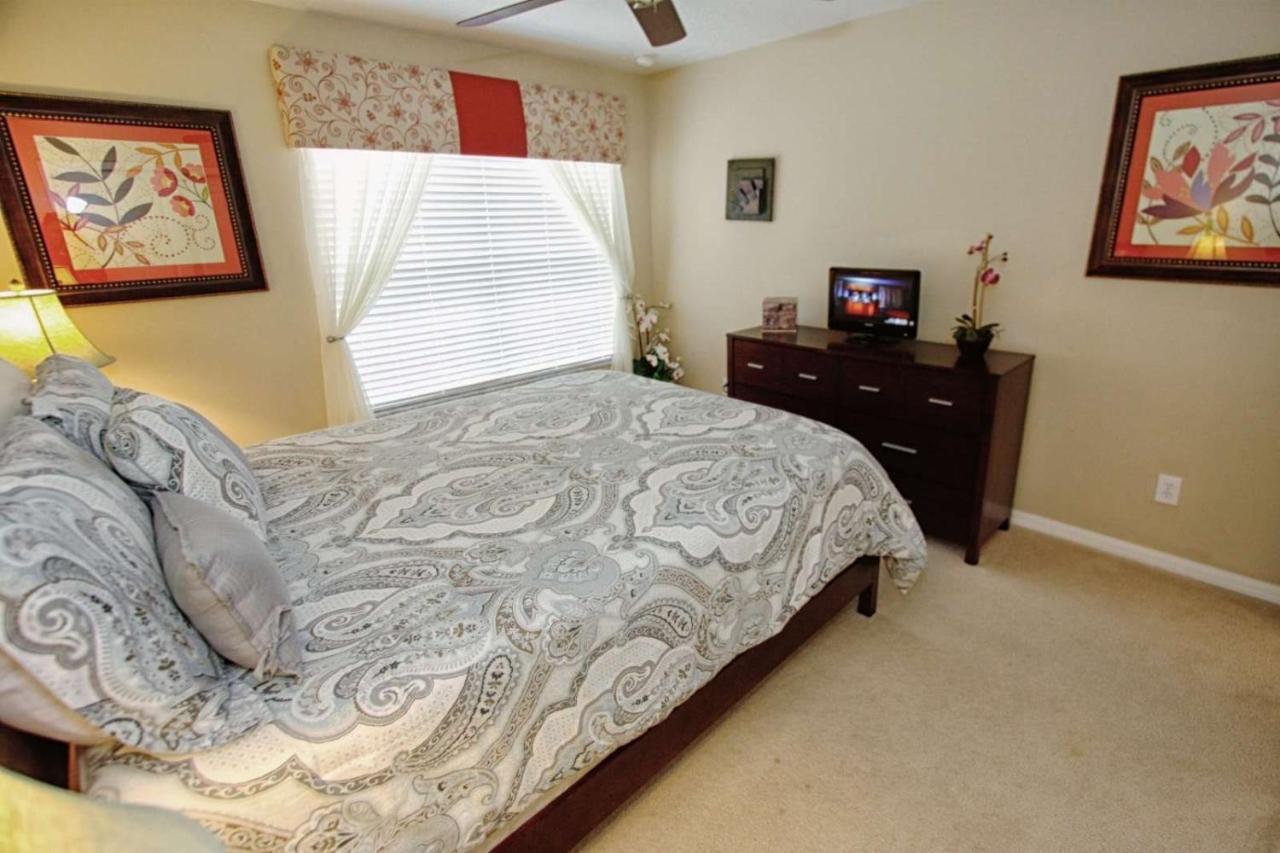 Lovely 4 Bedroom 3 Bath Town With Private Pool *