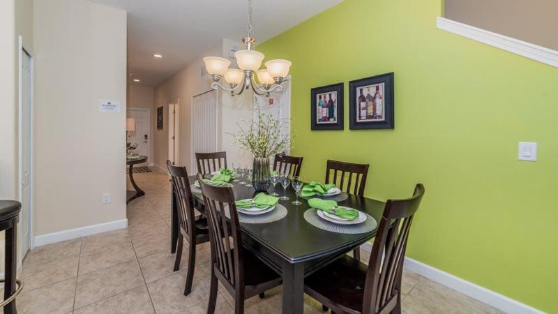 Gorgeous 5 Bed 4 Bath Townhome With Splash Pool In Paradise Palms Holiday home