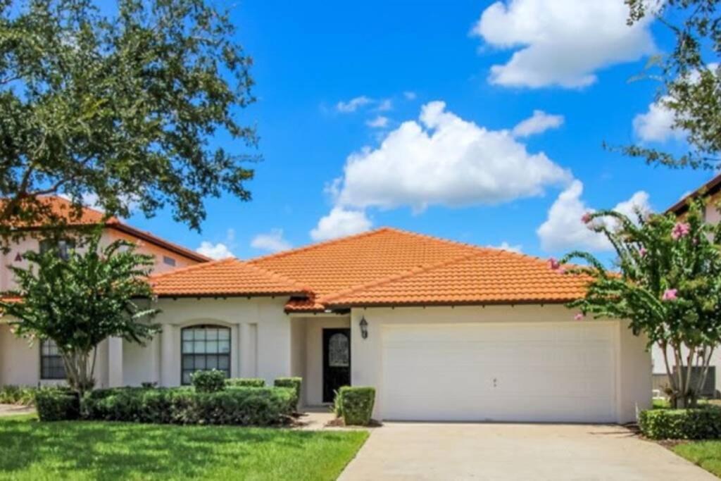 Serene 4-bedroom Lakeview Retreat With South-facing Pool & Sun-drenched Outdoor Living Holiday home *