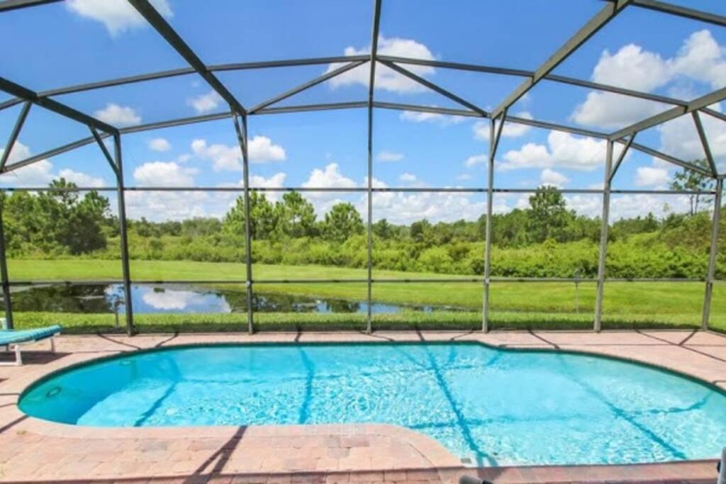 Serene 4-bedroom Lakeview Retreat With South-facing Pool & Sun-drenched Outdoor Living Holiday home Orlando