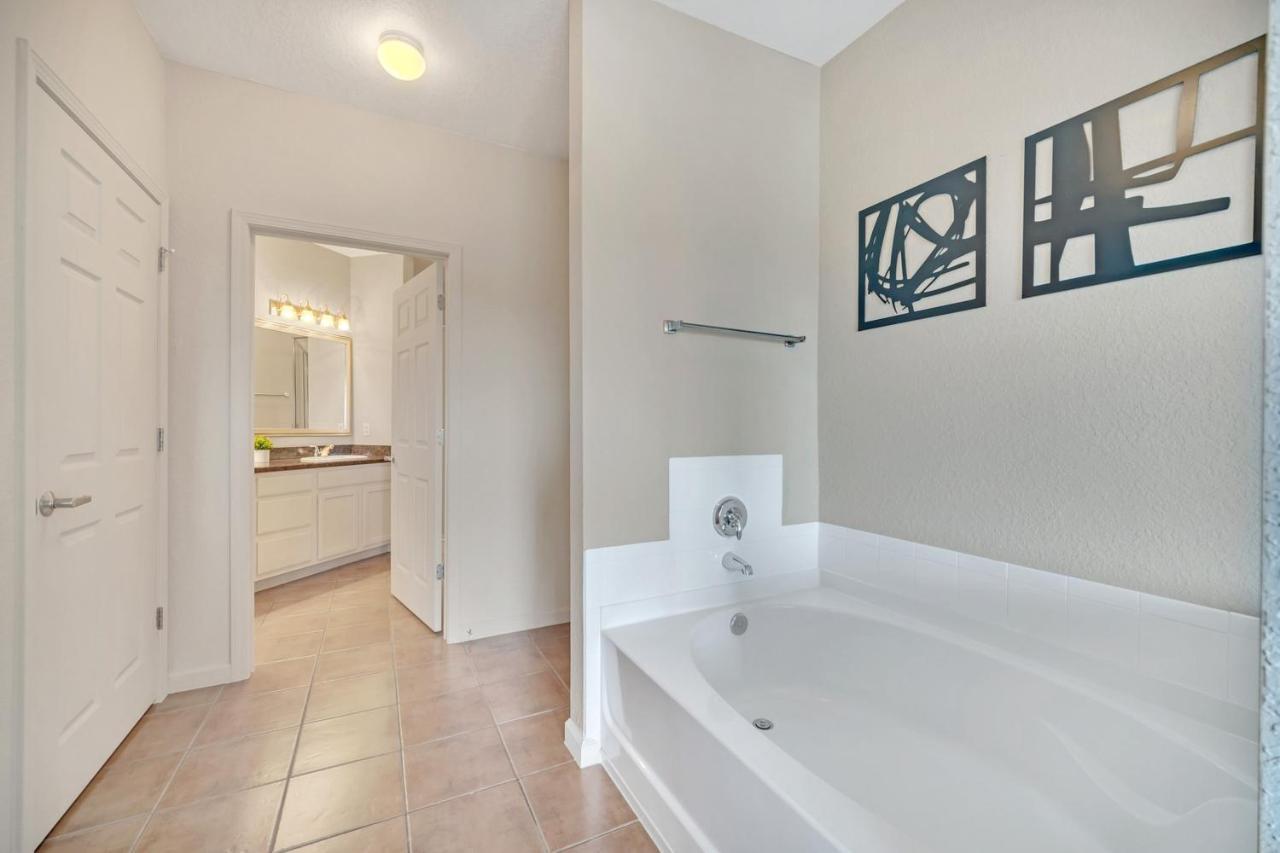 Bright & Spacious 2br With Pool & Hot Tub, Near Disney! Apartment Orlando