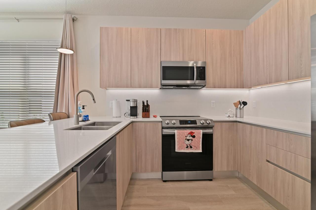 New Modern & Spacious Townhouse Near - 4br And 3fb Orlando