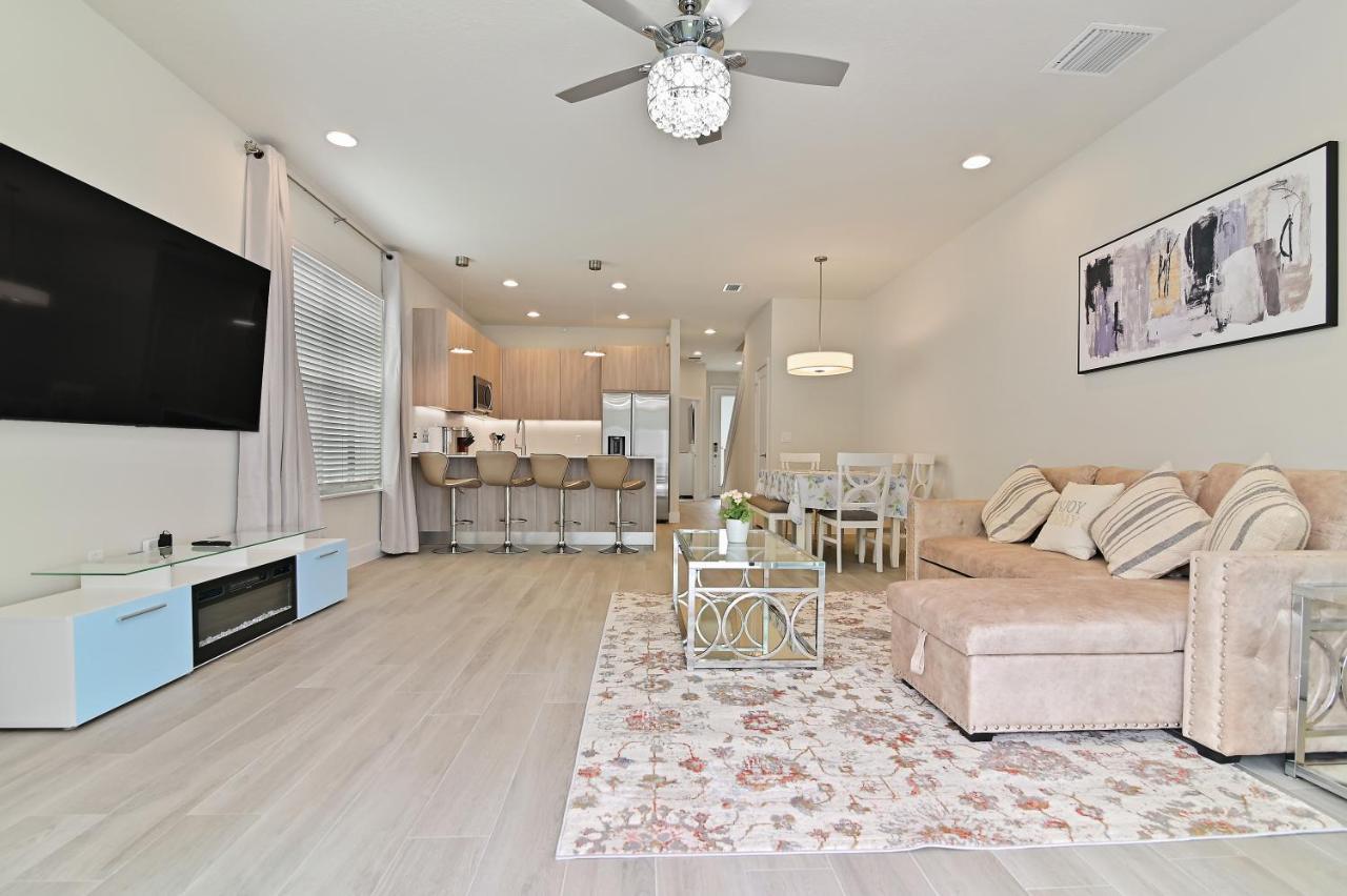 Holiday home New Modern & Spacious Townhouse Near - 4br And 3fb