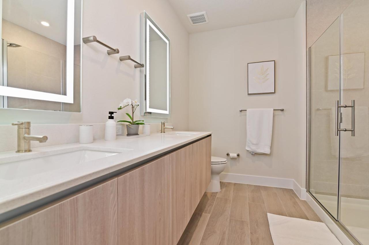 Holiday home New Modern & Spacious Townhouse Near - 4br And 3fb