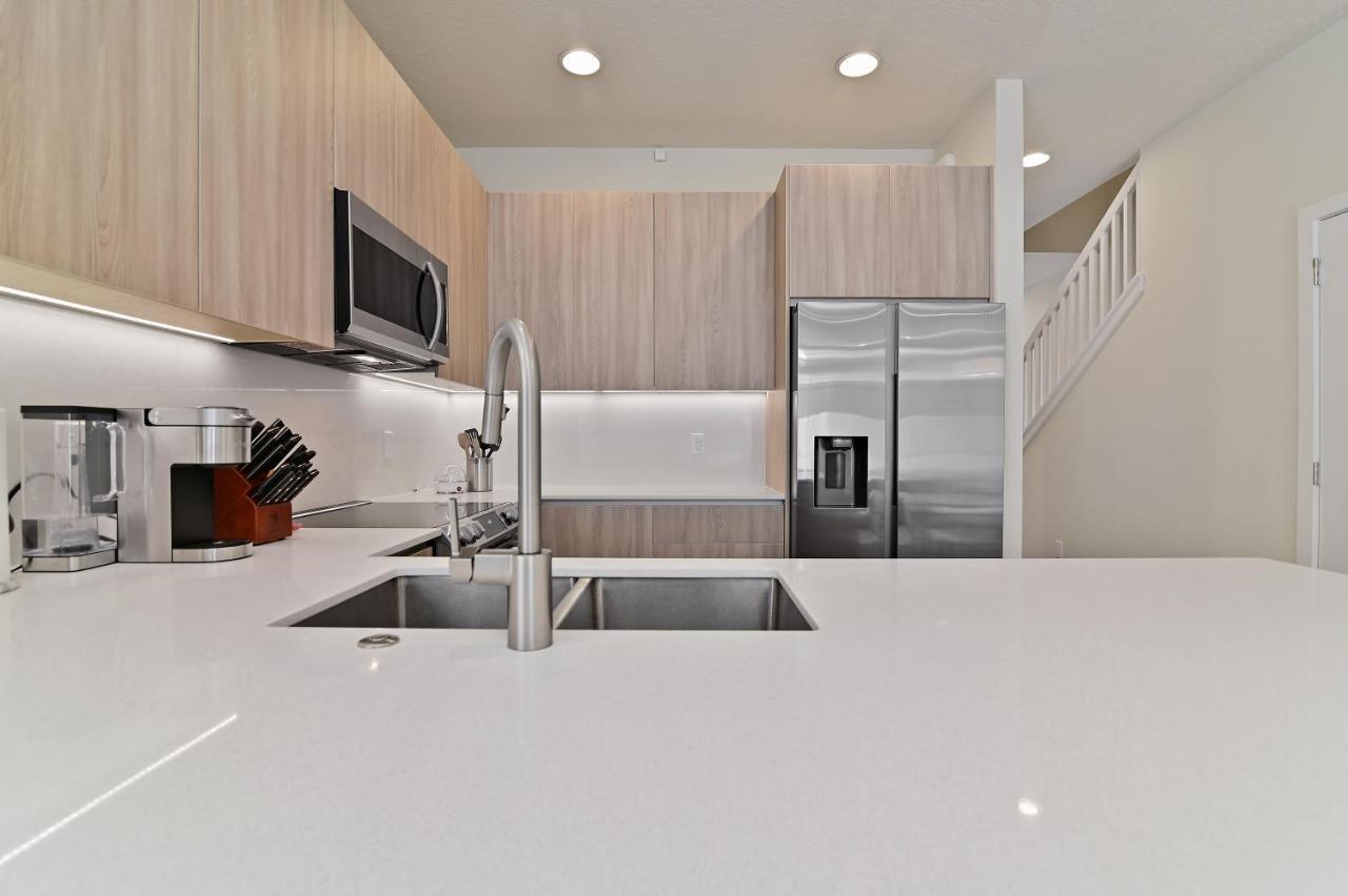 New Modern & Spacious Townhouse Near - 4br And 3fb