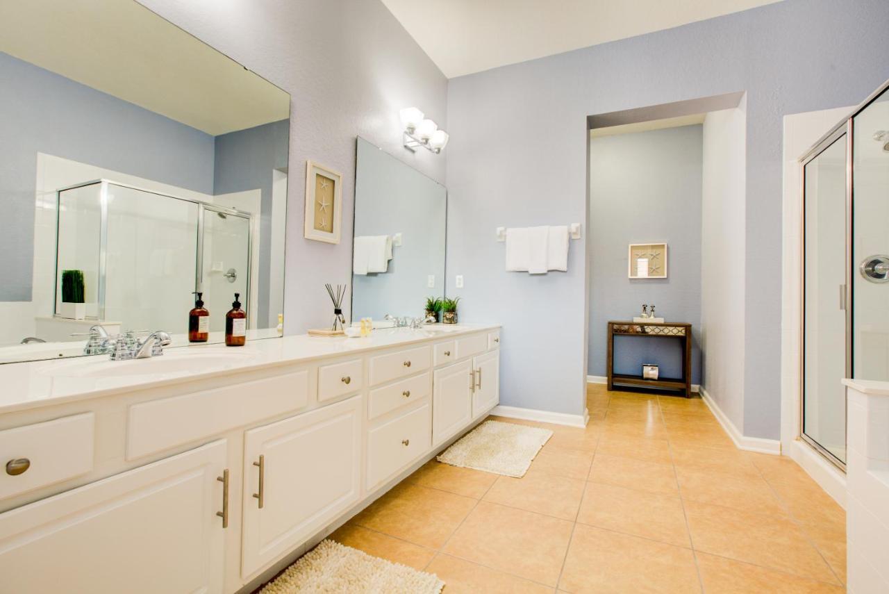 Apartment Vacation In This Stunning Condo- Near Attractions