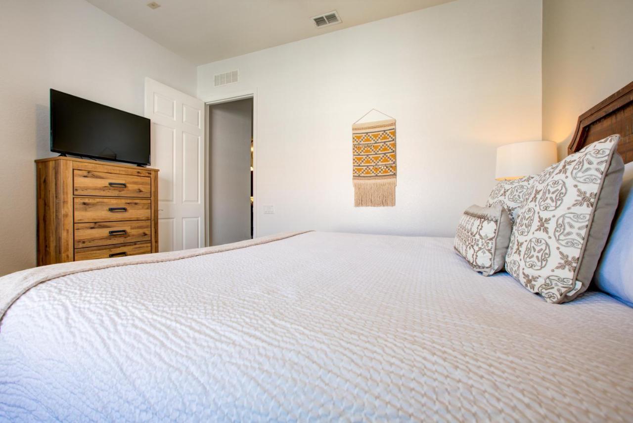 Apartment Vacation In This Stunning Condo- Near Attractions *