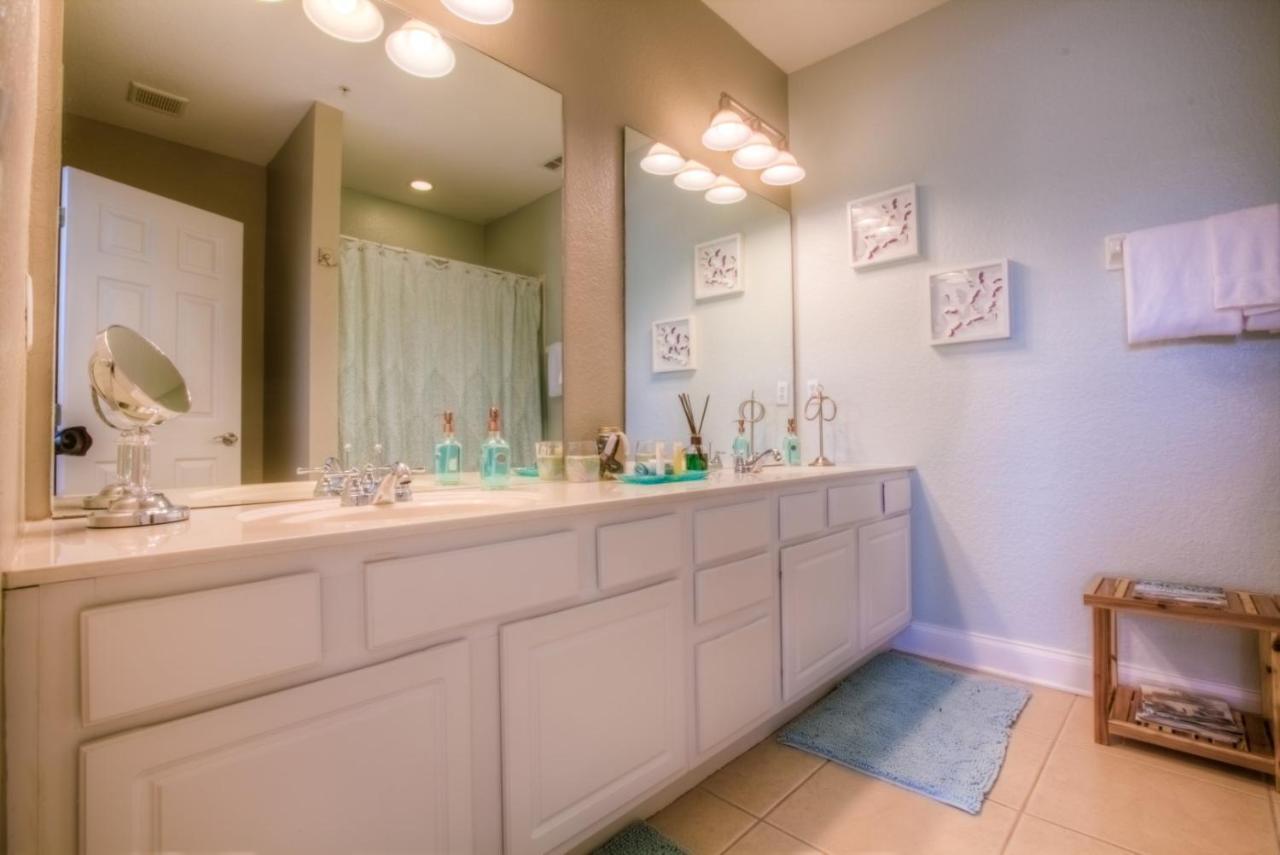 3-story Townhome W Live-in Luxury At Vista Cay Holiday home Orlando