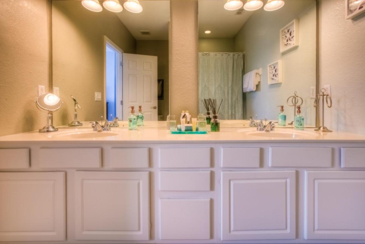 3-story Townhome W Live-in Luxury At Vista Cay Holiday home Orlando