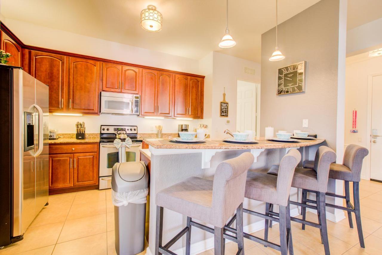 Vacation In This Stunning Condo- Near Attractions *