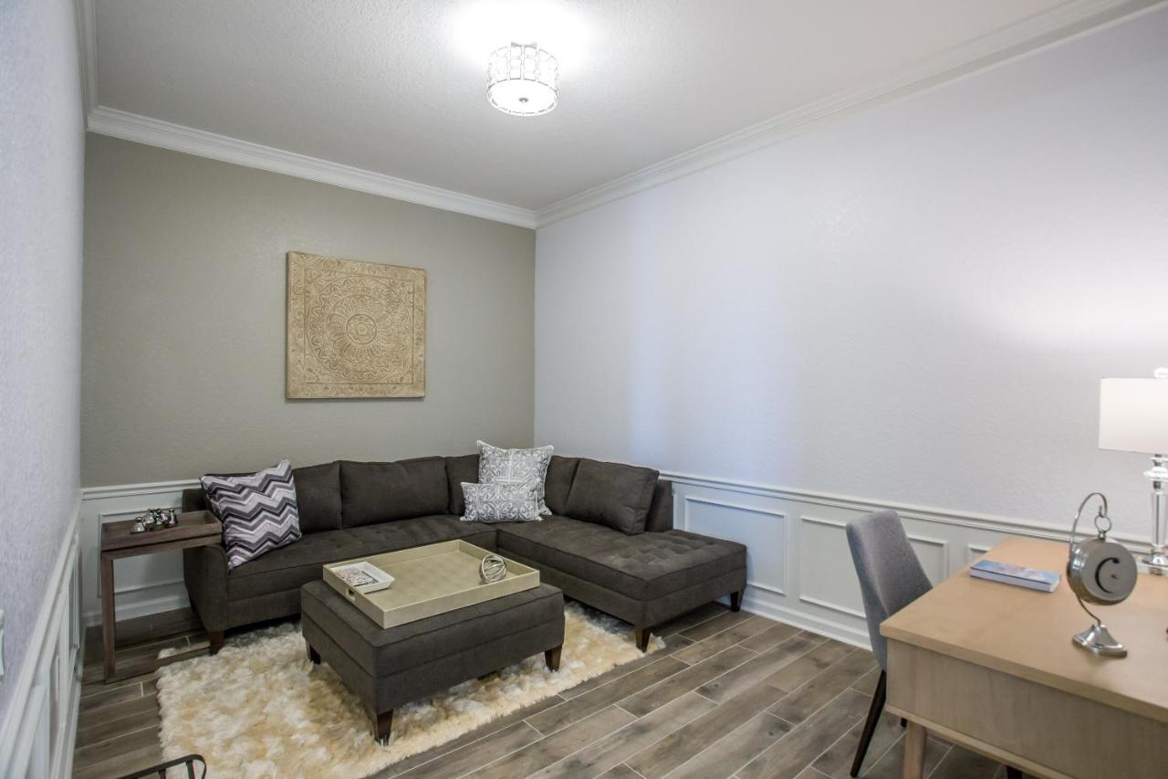Amazing Lakeview W Free Access Apartment