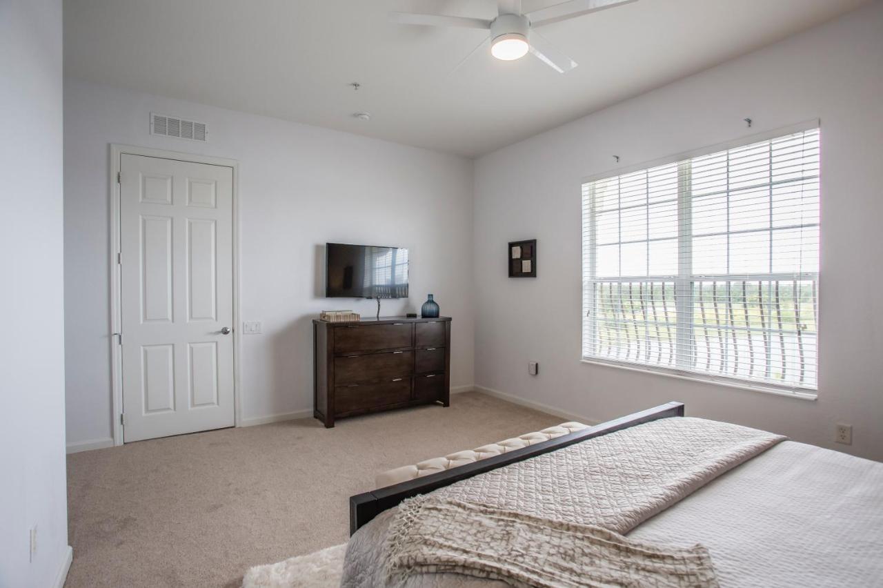 Amazing Lakeview W Free Access Apartment *