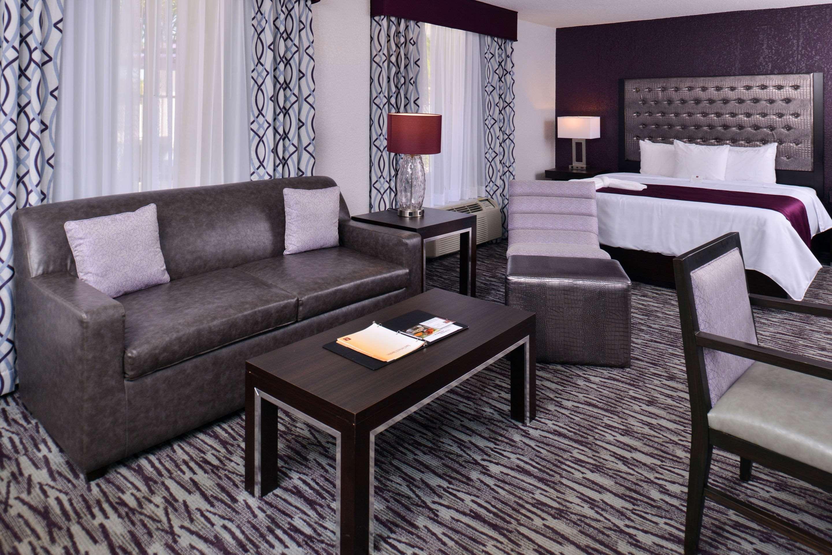 Hotel Clarion & Across From Universal 3*