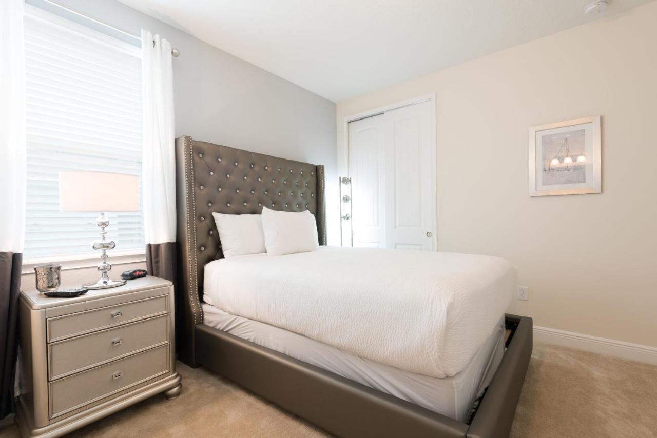 Alluring With Private Pool Near With Amenities By Rentyl - 7732f Holiday home Orlando