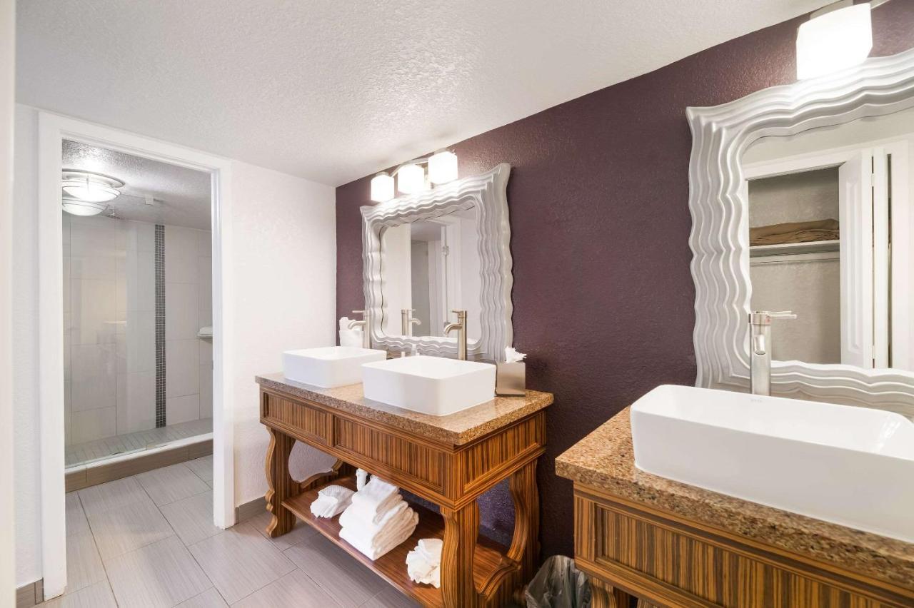 Clarion & Across From Universal Hotel 3*