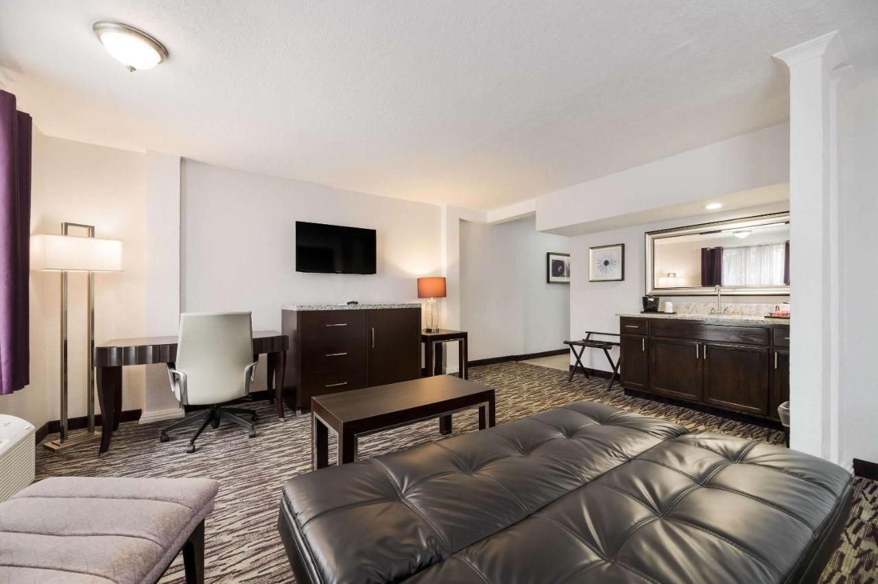 Clarion & Across From Universal 3* Orlando