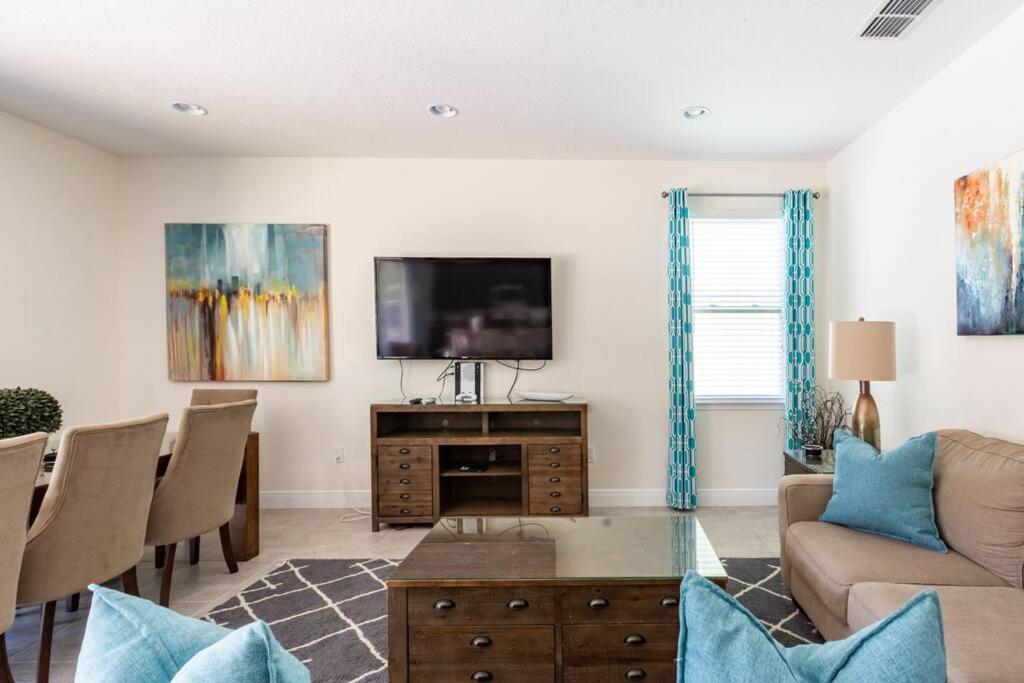 Luxurious Encore 10 Min Inc/waterpark Holiday home