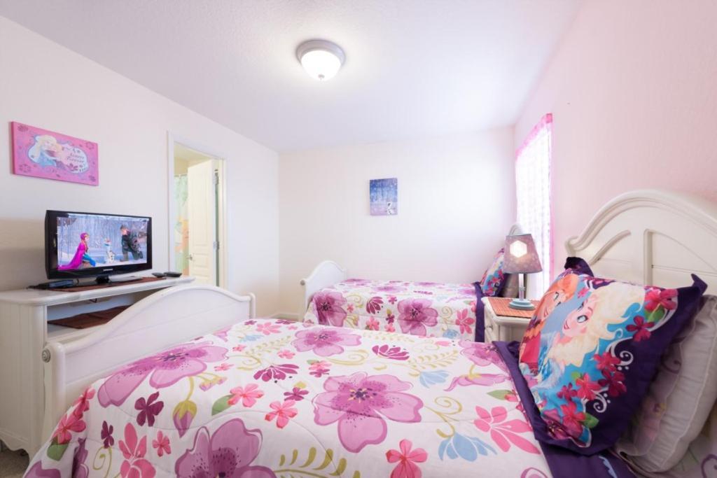 Windsor Hills 5 Bed, 5 Bath 2500 Villa *