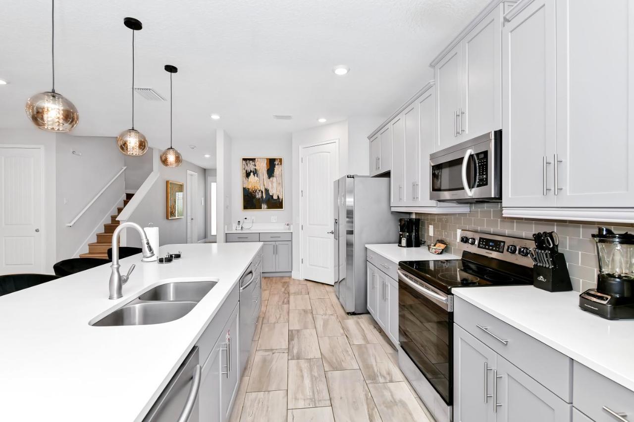 Elite With Private Pool & Amenities By Rentyl Near - 200a