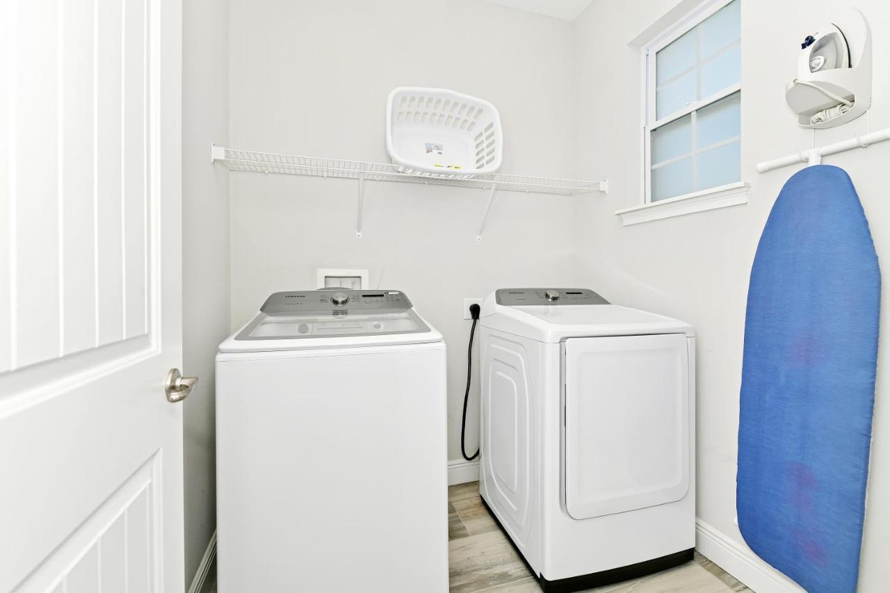 Elite With Private Pool & Amenities By Rentyl Near - 200a
