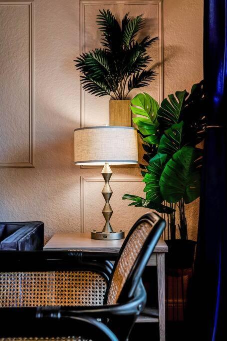 Apartment Designer Corner 3br/2ba - Disney, Universal, Convention Center & Seaworld *