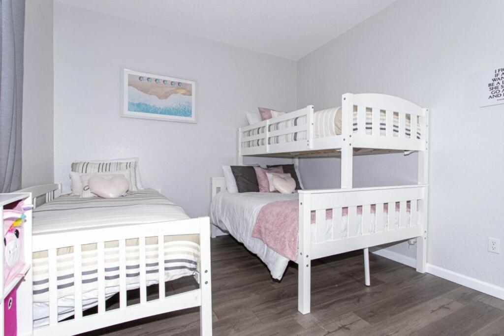 Apartment Winsor Dream - 3 Bedrooms 2 Miles From 103 *