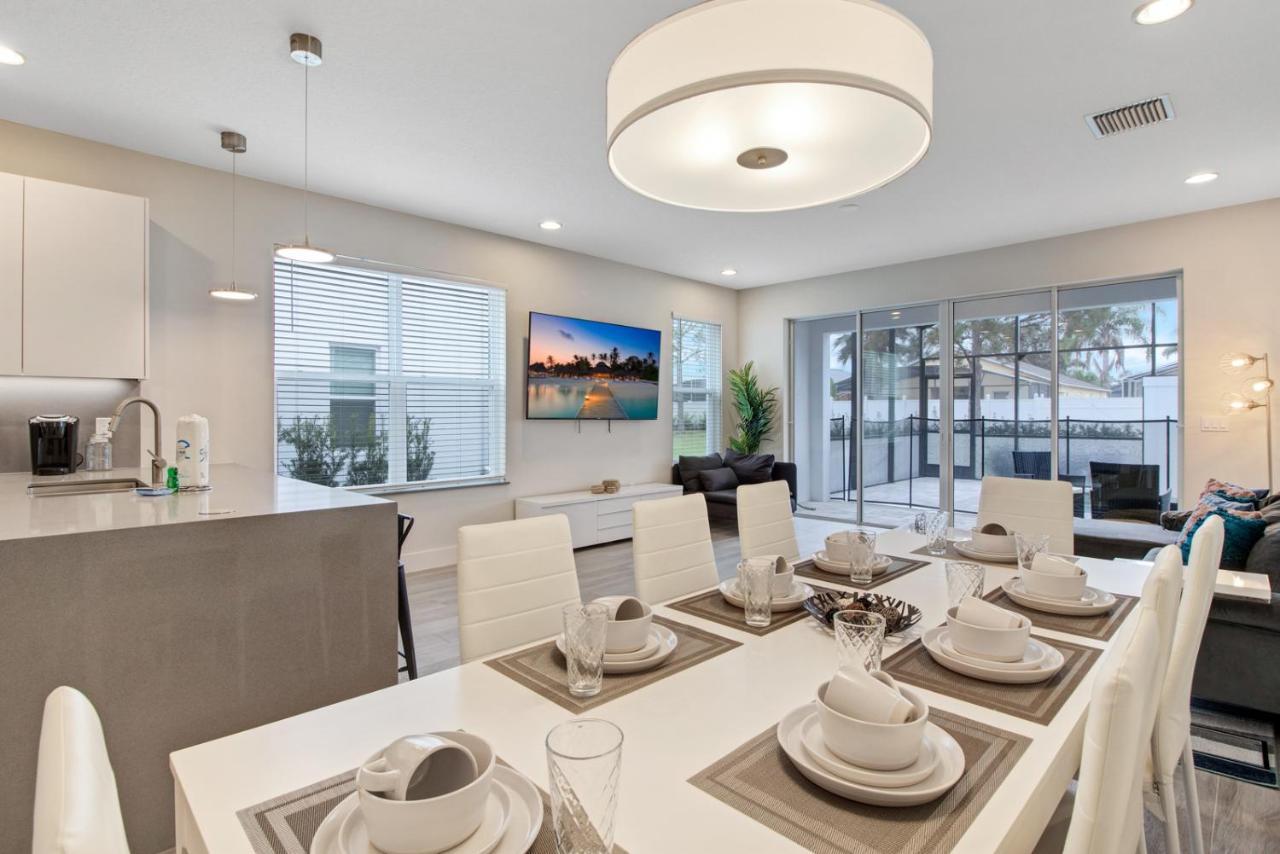 Modern Townhouse Near With Heated Pool Holiday home *