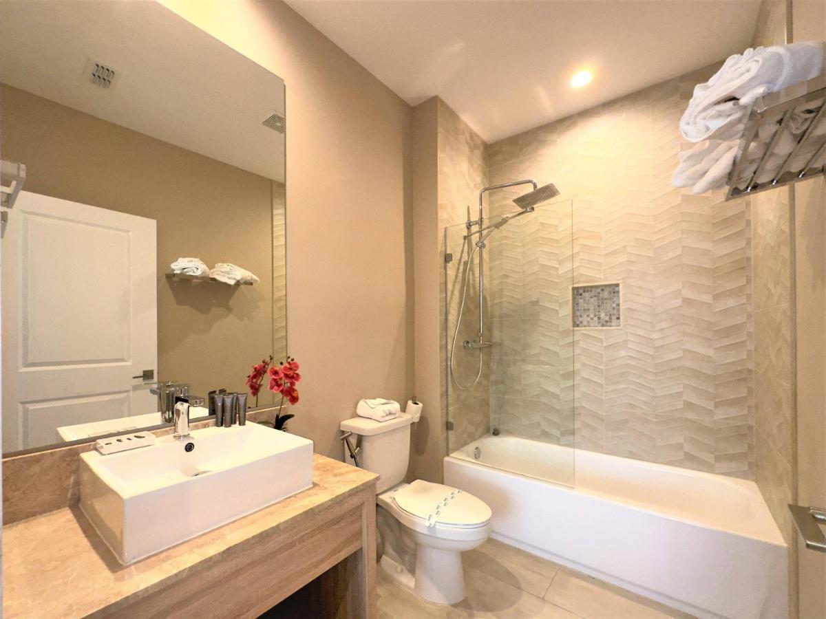 Holiday home Sophisticated 4 En Suites W Private Hot Tub & Bb