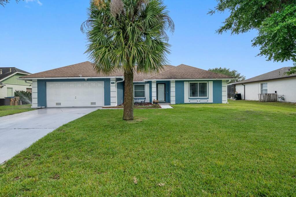 Holiday home 13 Mins From Disney Arcade, Private Pool, & Themed Rooms