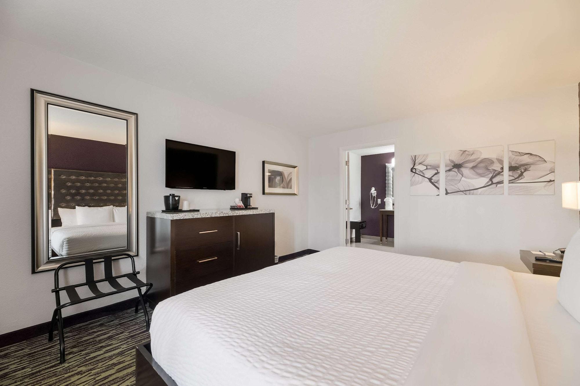 Clarion & Across From Universal Hotel 3*