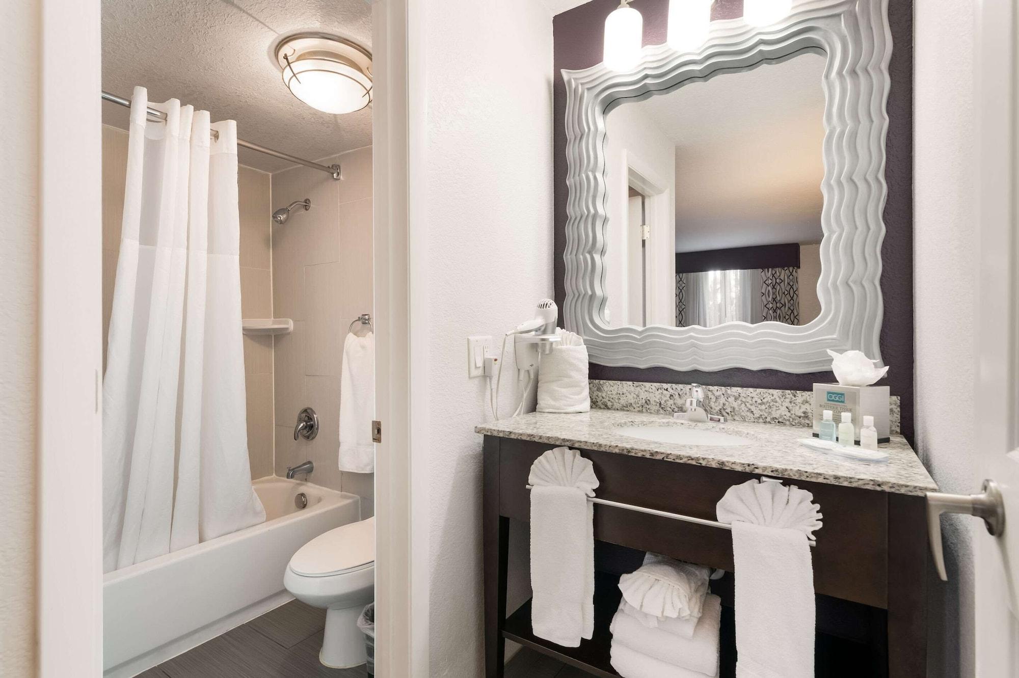 Clarion & Across From Universal Hotel 3*