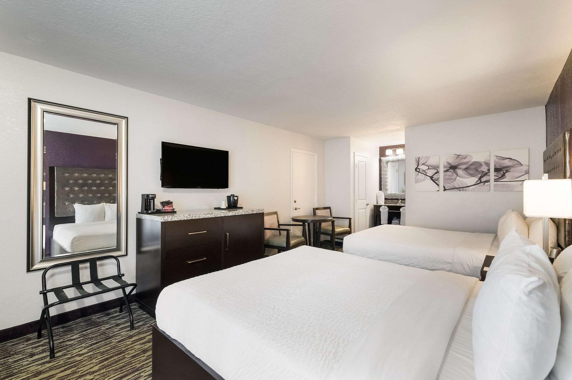 Clarion & Across From Universal Hotel 3*