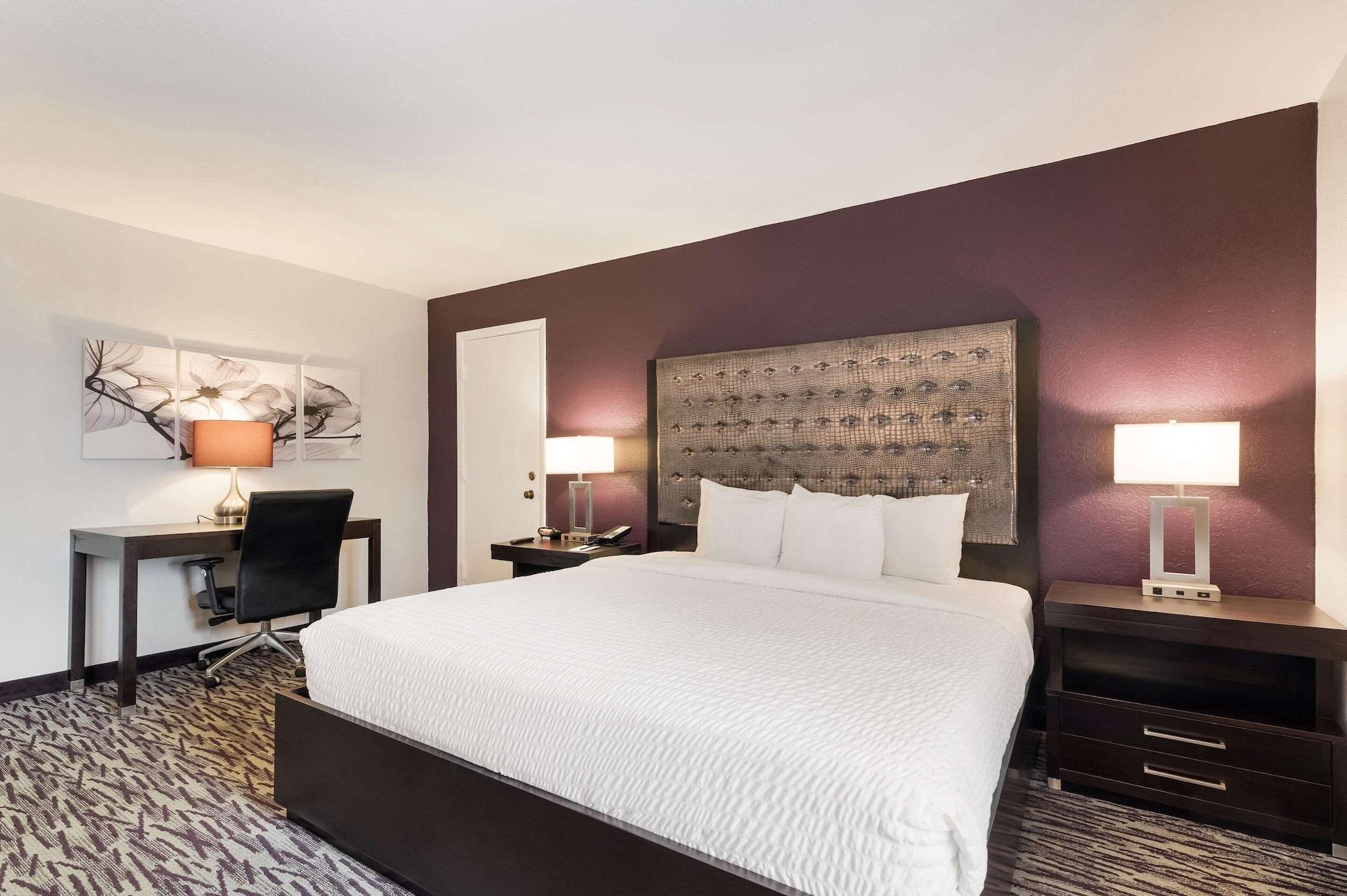 Hotel Clarion & Across From Universal 3*