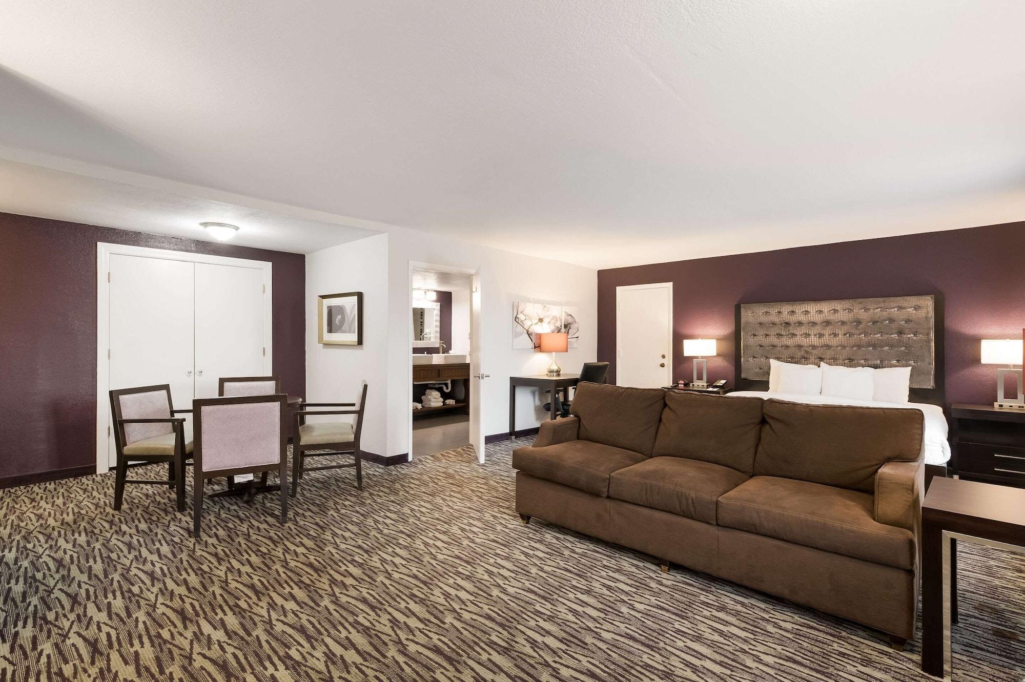 Hotel Clarion & Across From Universal 3*