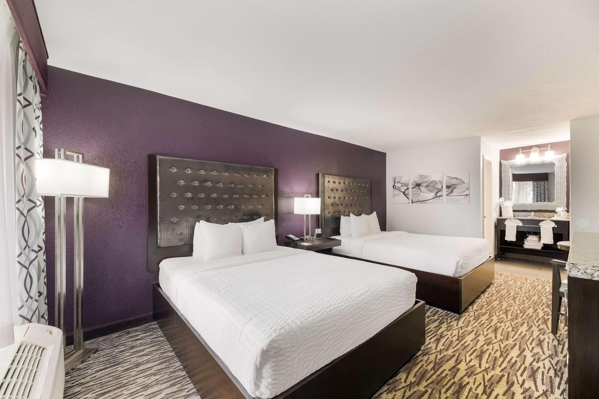Hotel Clarion & Across From Universal Orlando
