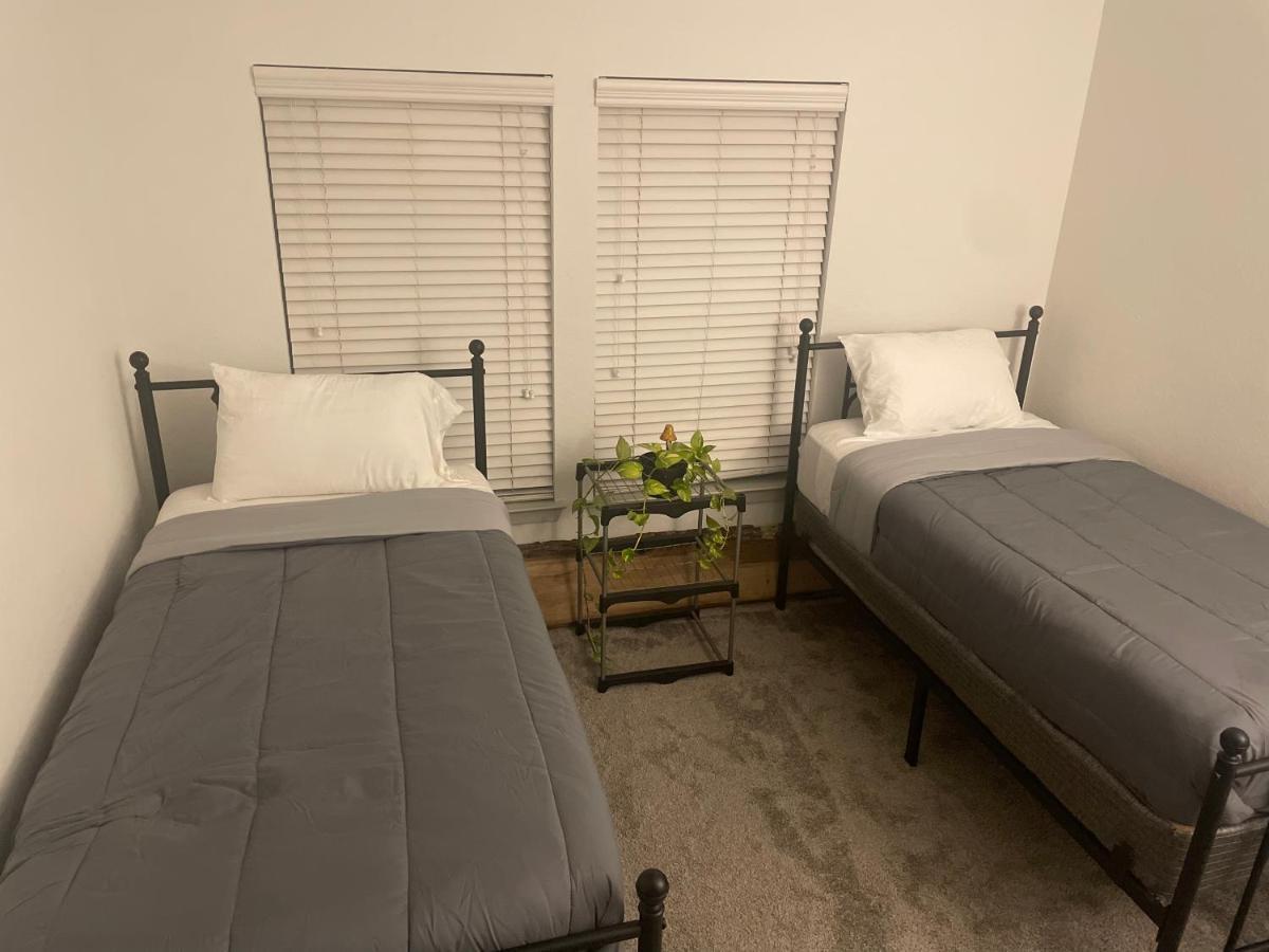 Next To Universal! 2bedroom-2bath-many Indoor Plants *