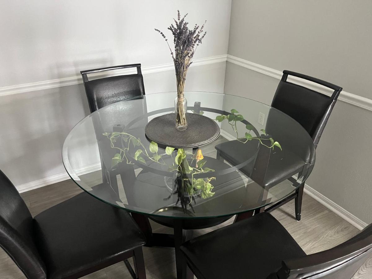 Next To Universal! 2bedroom-2bath-many Indoor Plants