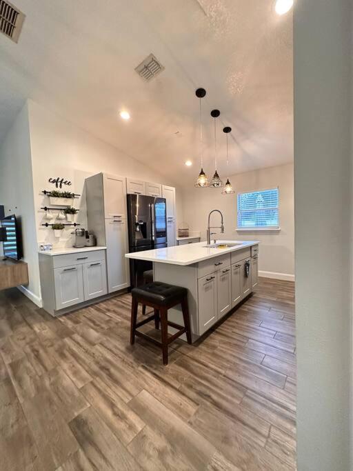Big Pool Heater,no Laundry! Huge Yard,5 Bedroom,3 Bath Free Wifi, Close To Disney, Walmart,stores Restaurants Few Minutes From The House Holiday home Orlando