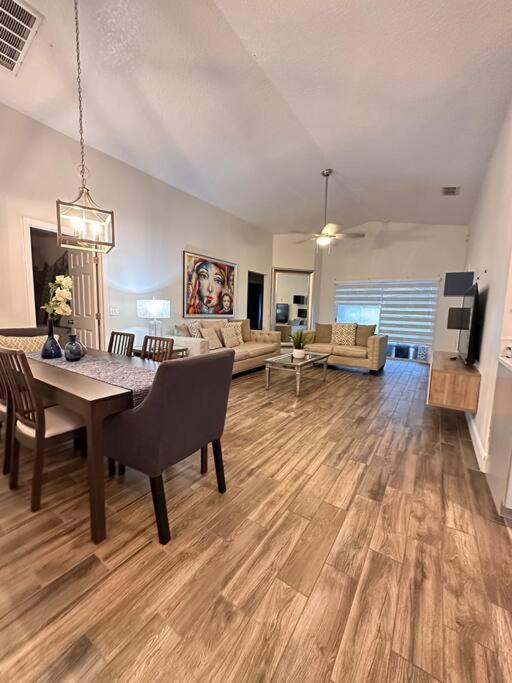 Big Pool Heater,no Laundry! Huge Yard,5 Bedroom,3 Bath Free Wifi, Close To Disney, Walmart,stores Restaurants Few Minutes From The House Holiday home