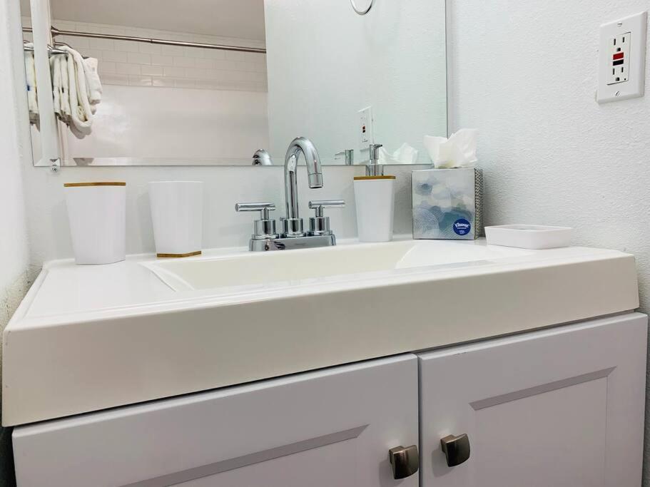 Universal Studios. Amazing 2 Bedroom Apartment! *