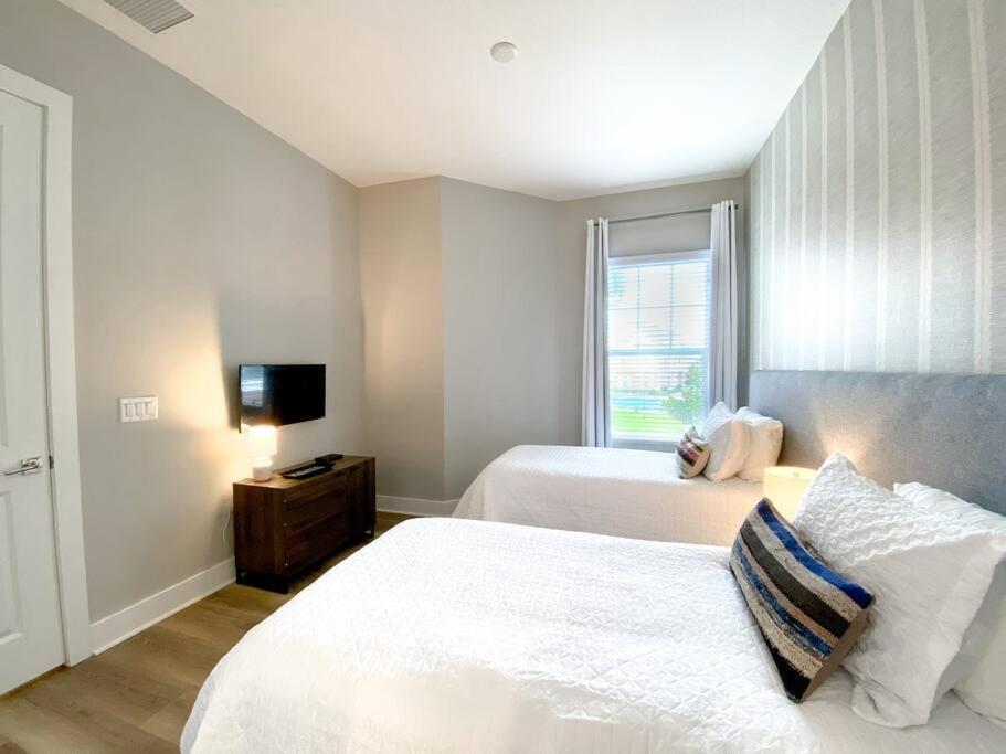 Brand New 3 Bedroom Near Disney / Wi-fi / Parking * Orlando