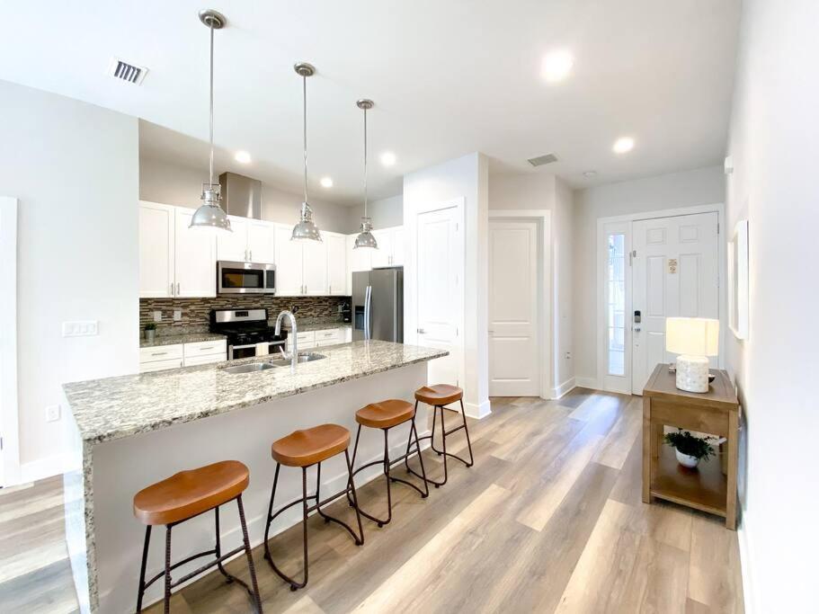 Brand New 3 Bedroom Near Disney / Wi-fi / Parking Holiday home Orlando