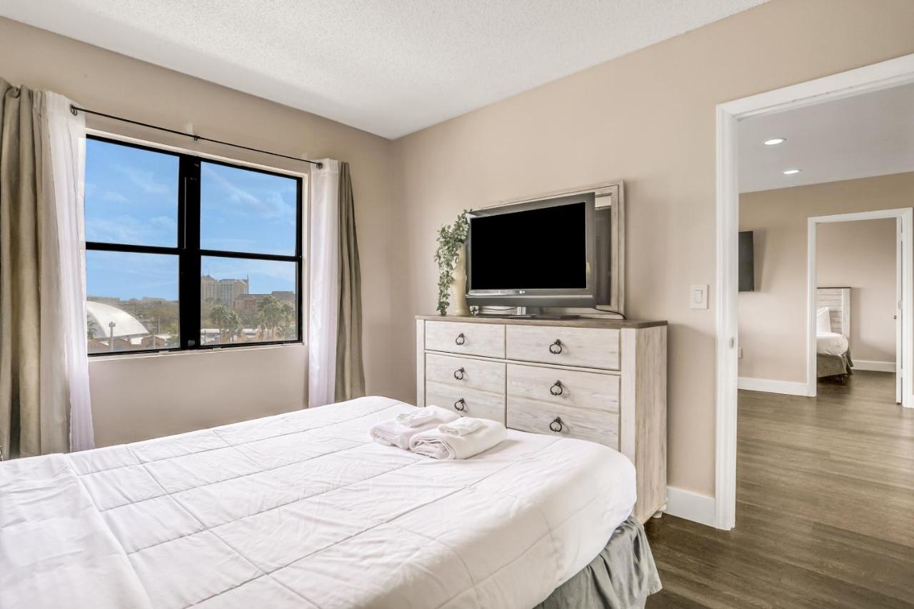 Apartment Vibrant Waters, Unit #3604 *
