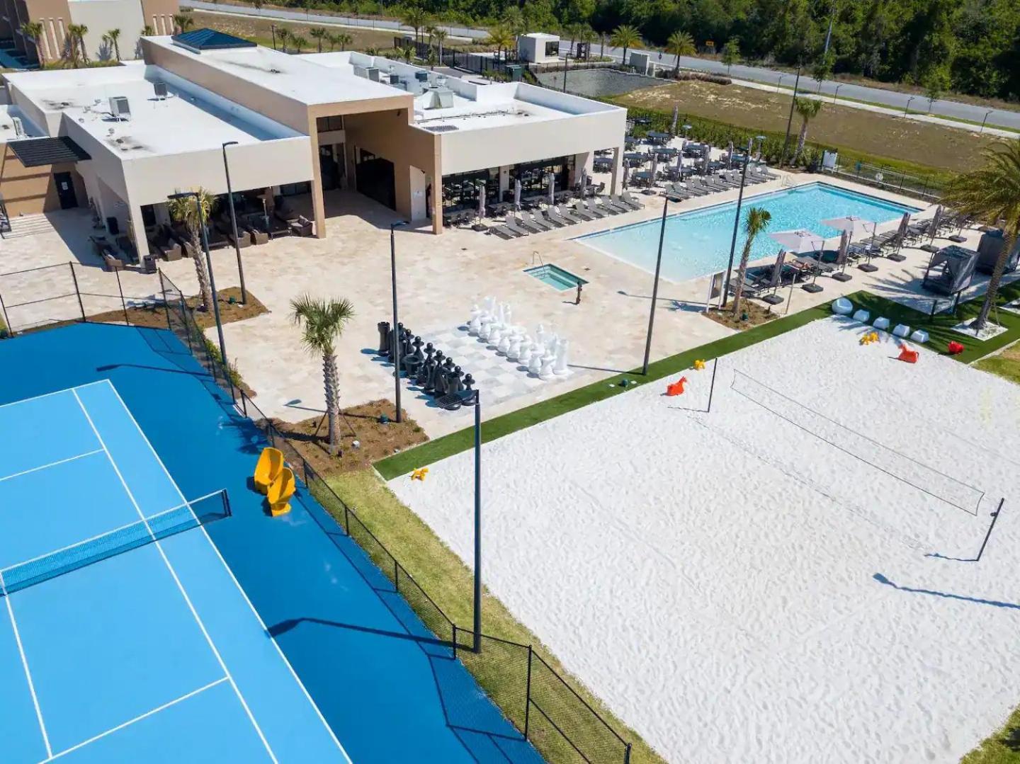 4 Bedroom W/ Amenities + 3 Mi To Orlando