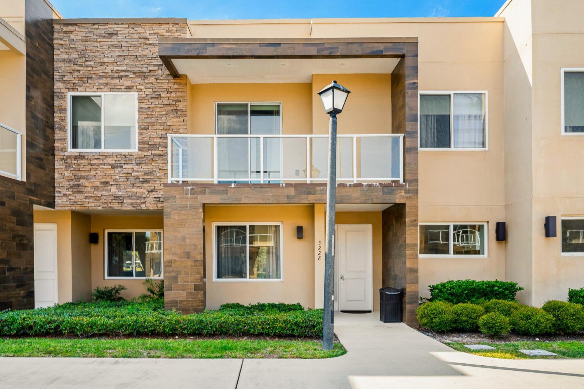 Apartment 4 Bedroom W/ Amenities + 3 Mi To